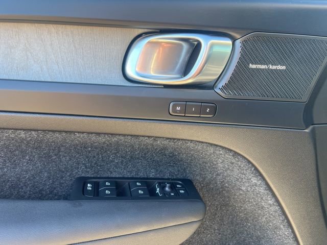 New 2025 Volvo XC40 B5 Ultra w/ Climate Package image 18