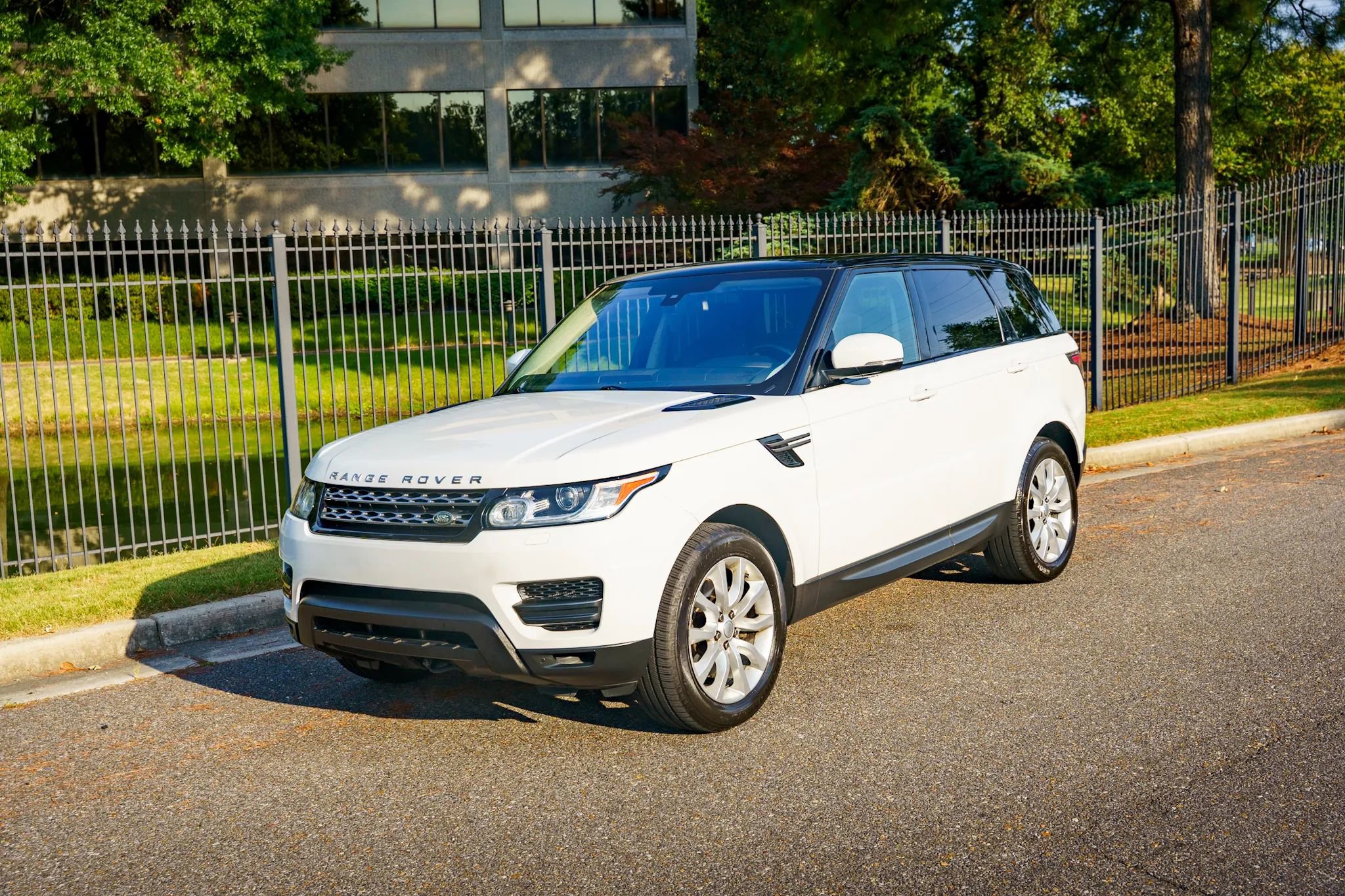 Used 2016 Land Rover Range Rover Sport SE image 2