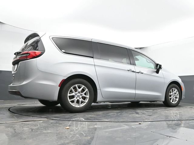 Used 2024 Chrysler Pacifica Touring-L image 50