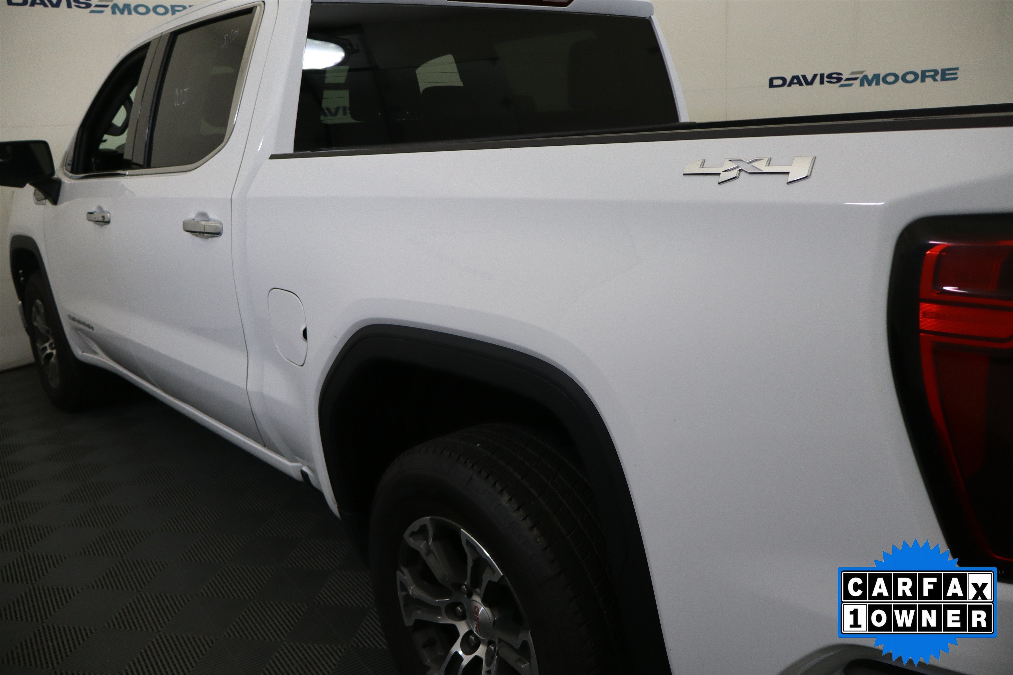 Used 2025 GMC Sierra 1500 SLT AWD/4WD image 11