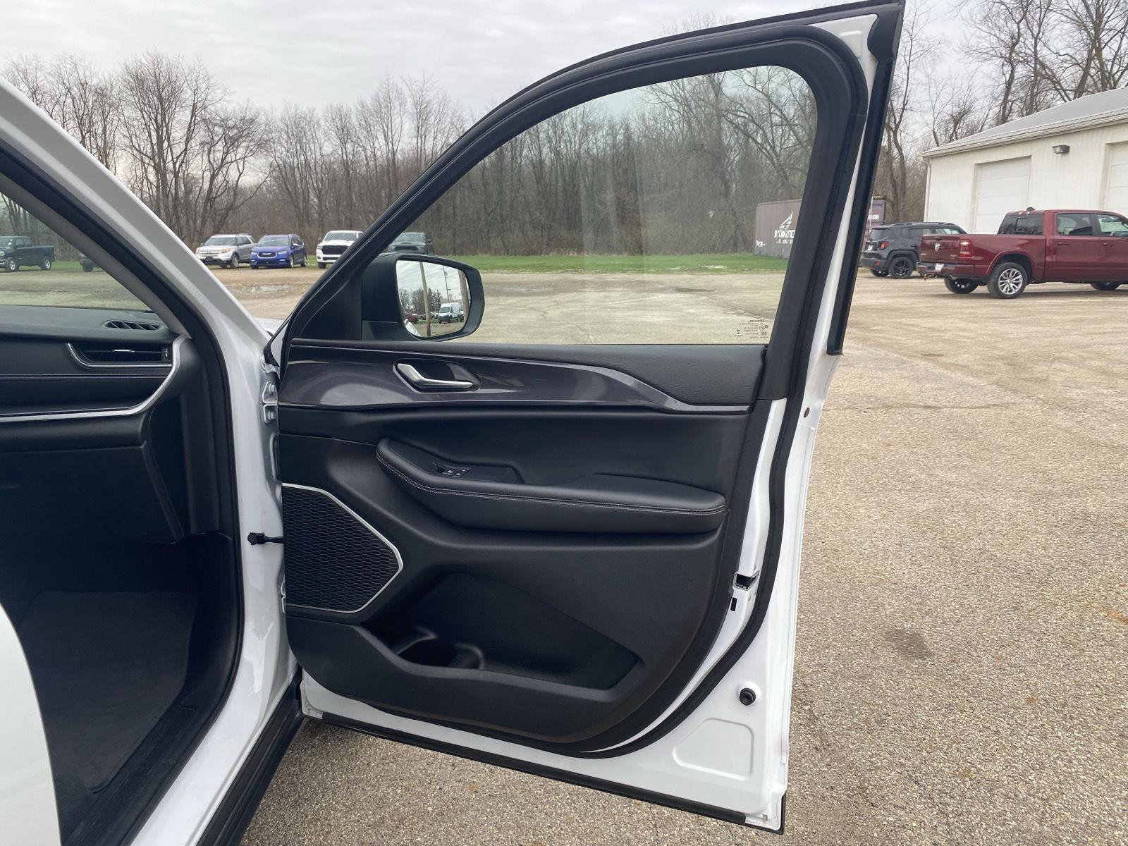 Used 2022 Jeep Grand Cherokee Laredo w/ Luxury Tech Group I image 32