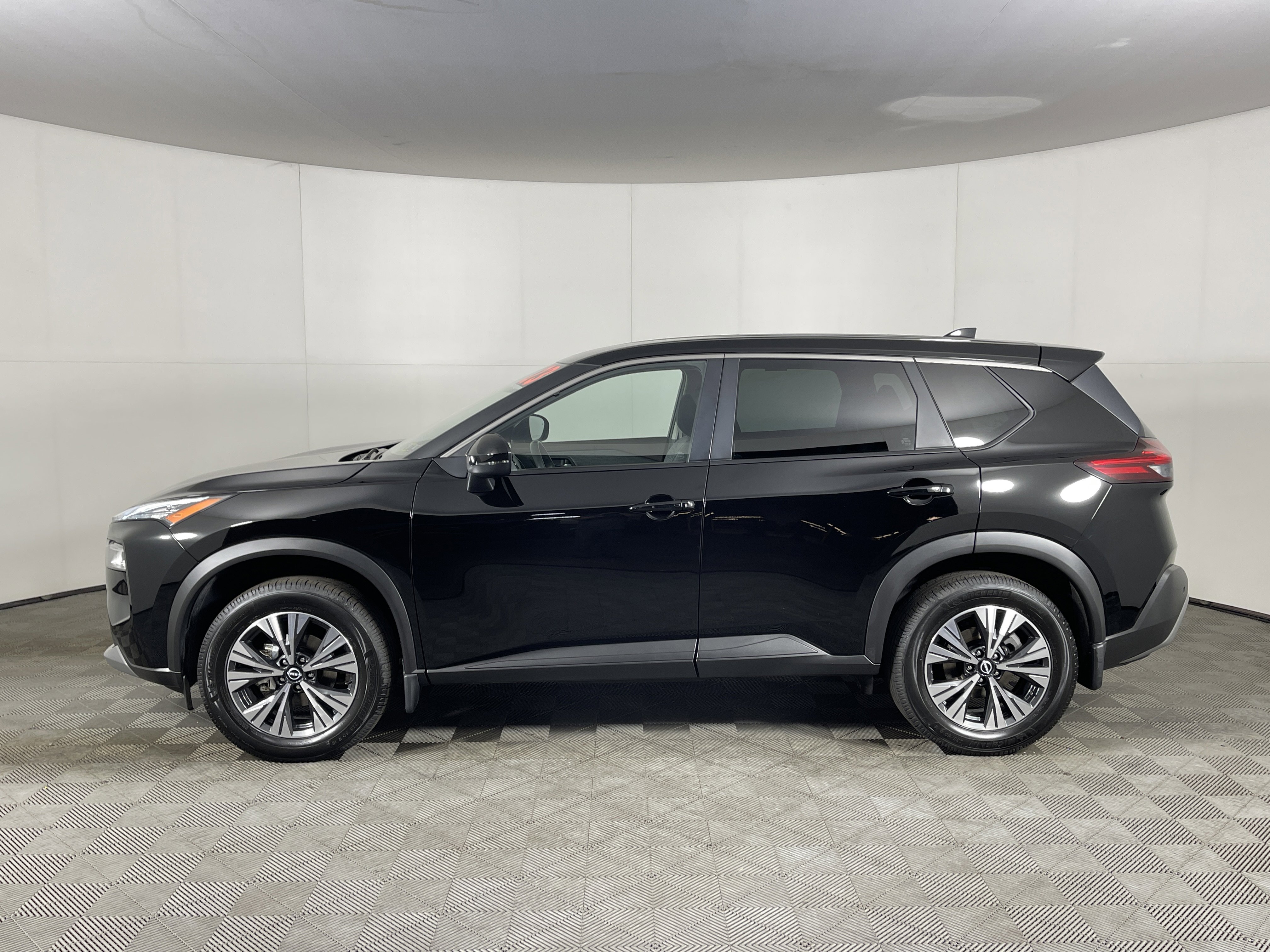 Used 2023 Nissan Rogue SV image 3