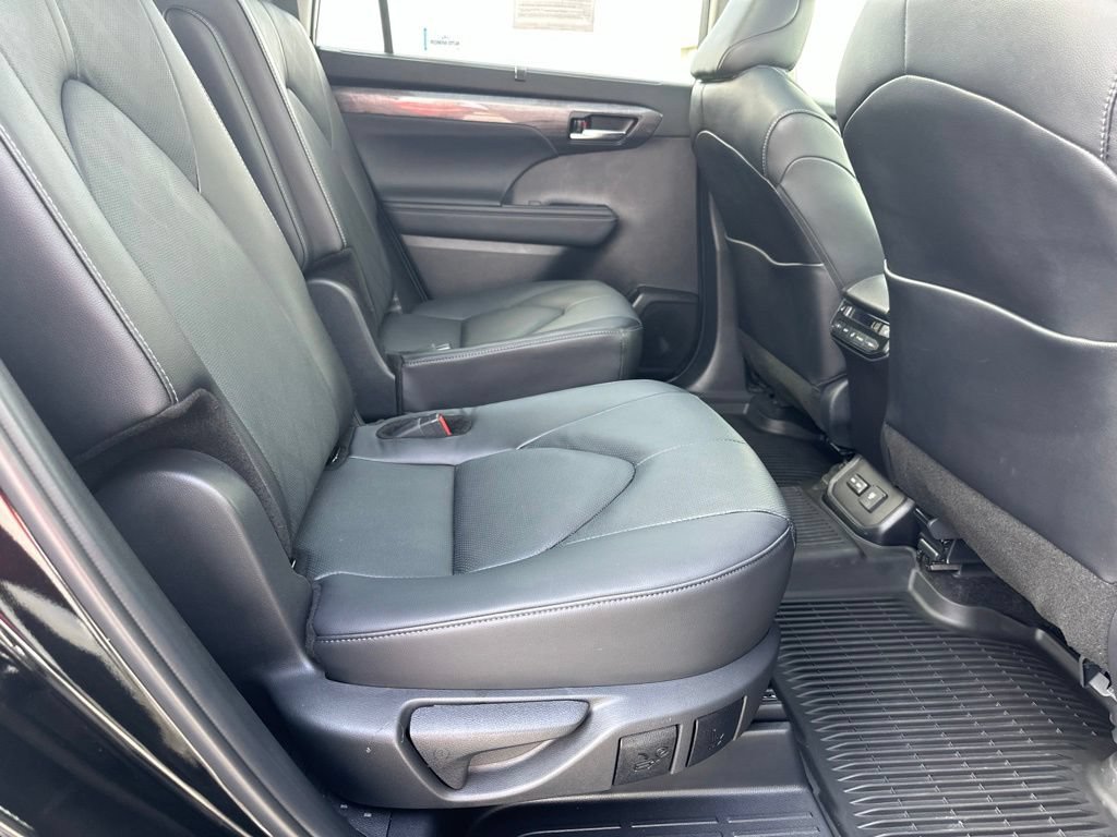 Used 2024 Toyota Highlander Platinum AWD/4WD image 30