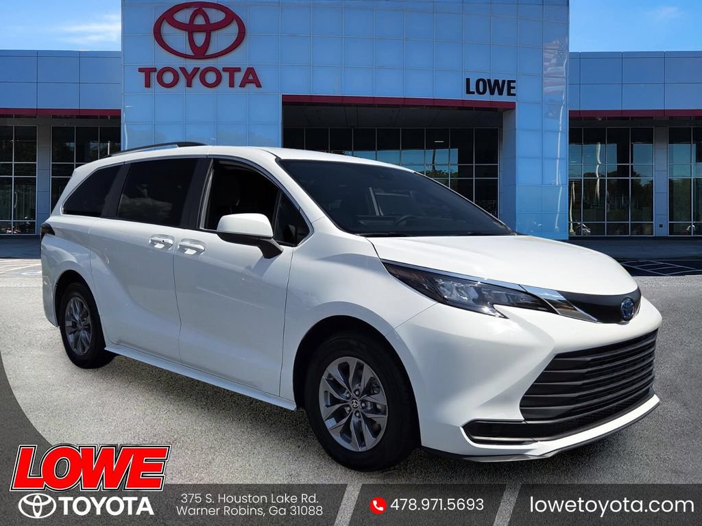 Certified 2025 Toyota Sienna LE FWD image 1