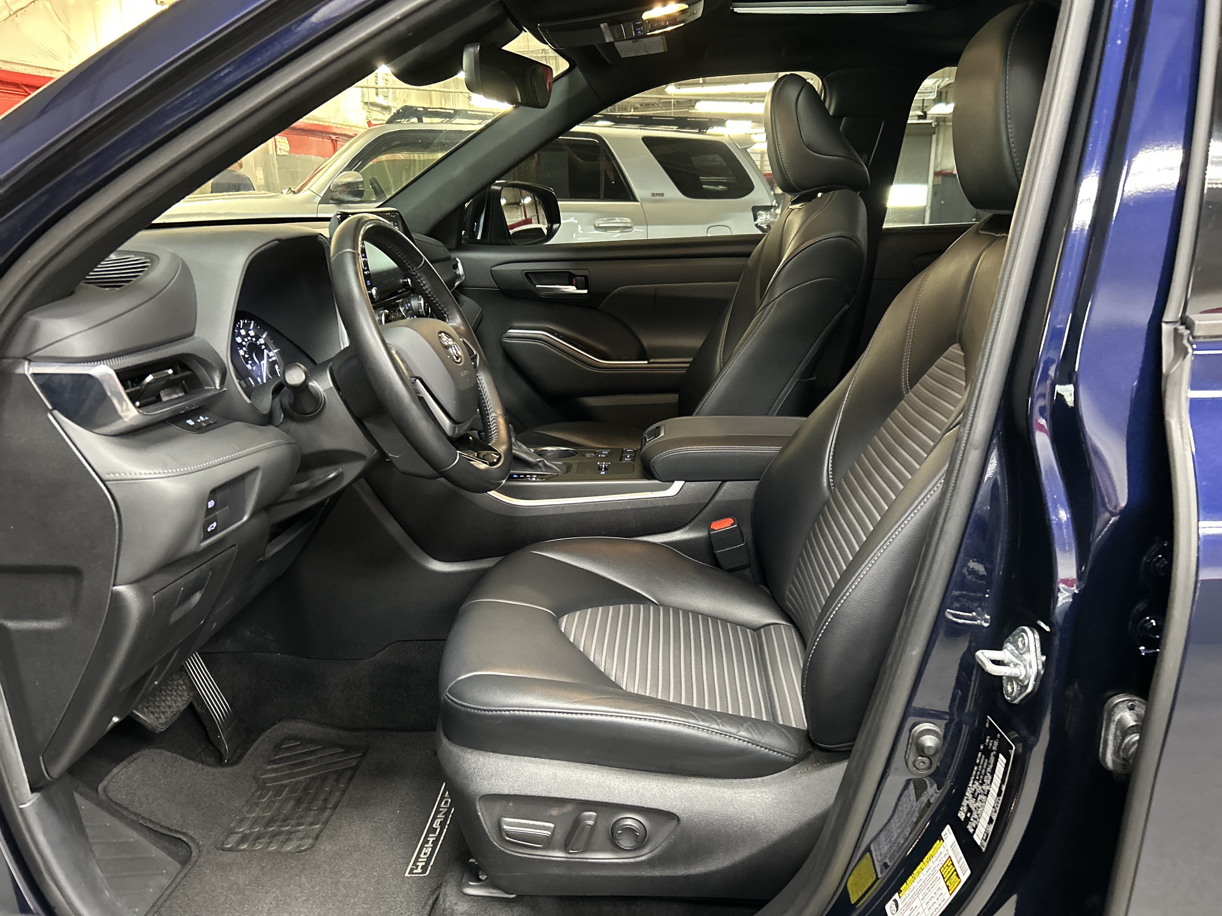 Used 2021 Toyota Highlander XSE FWD image 17