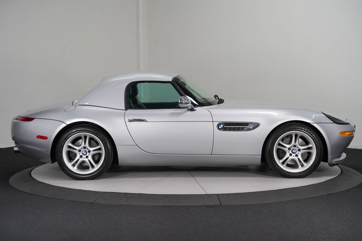 Used 2001 BMW Z8 RWD image 11