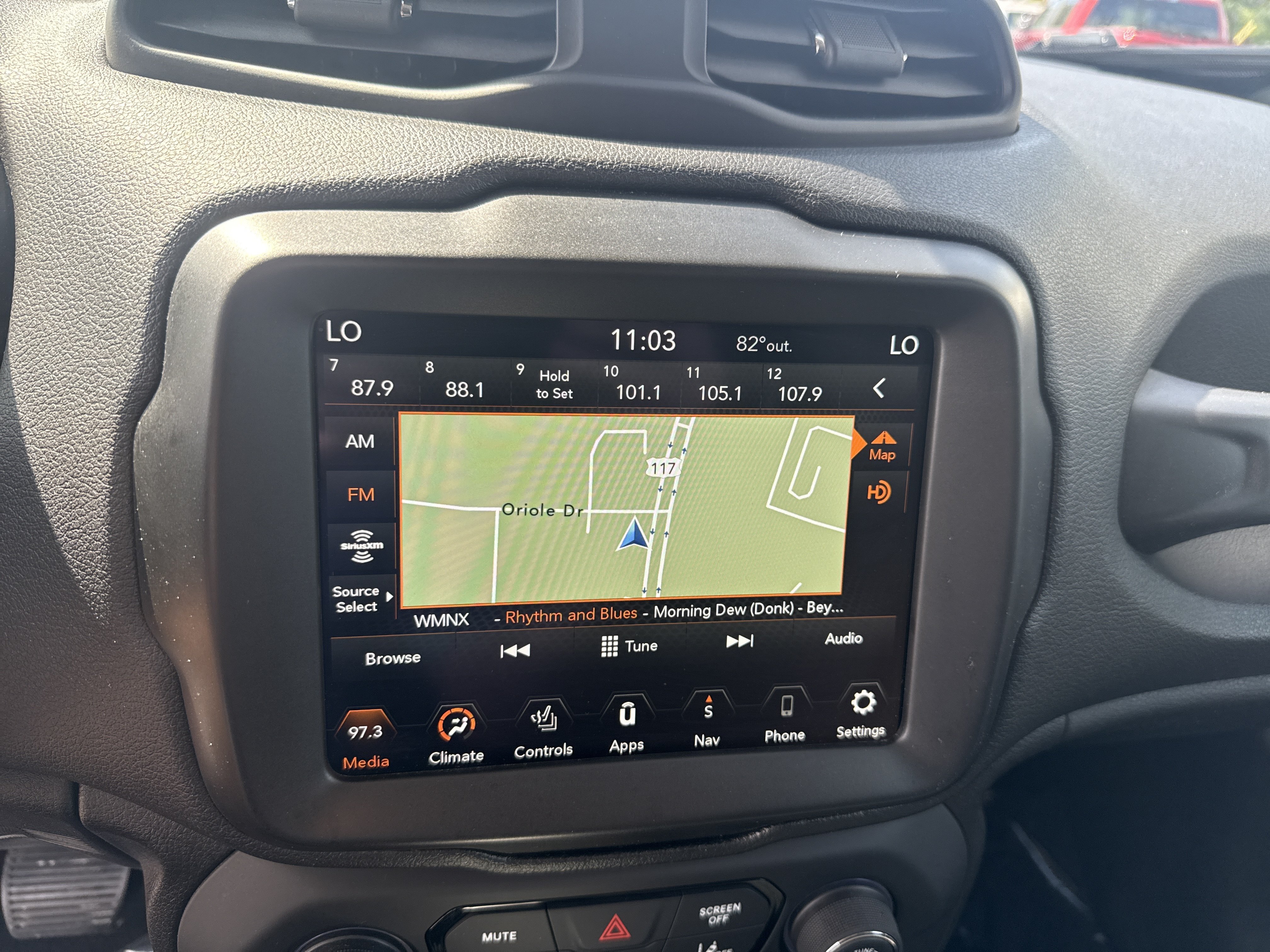 Used 2021 Jeep Renegade Latitude w/ Luxury Group I AWD/4WD image 22