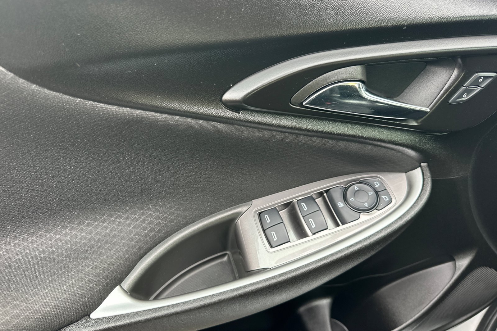 Used 2025 Chevrolet Malibu RS FWD image 11