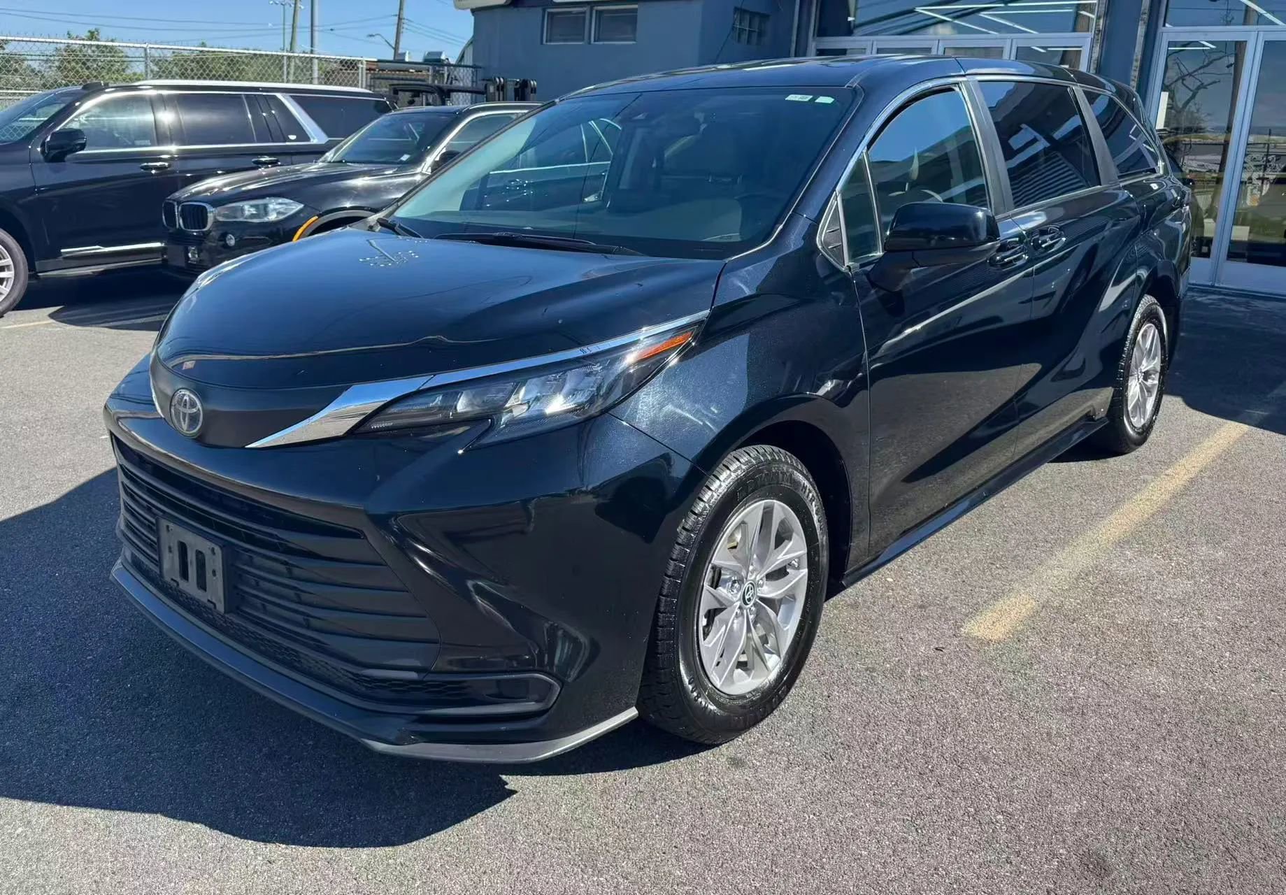 Used 2024 Toyota Sienna LE image 3