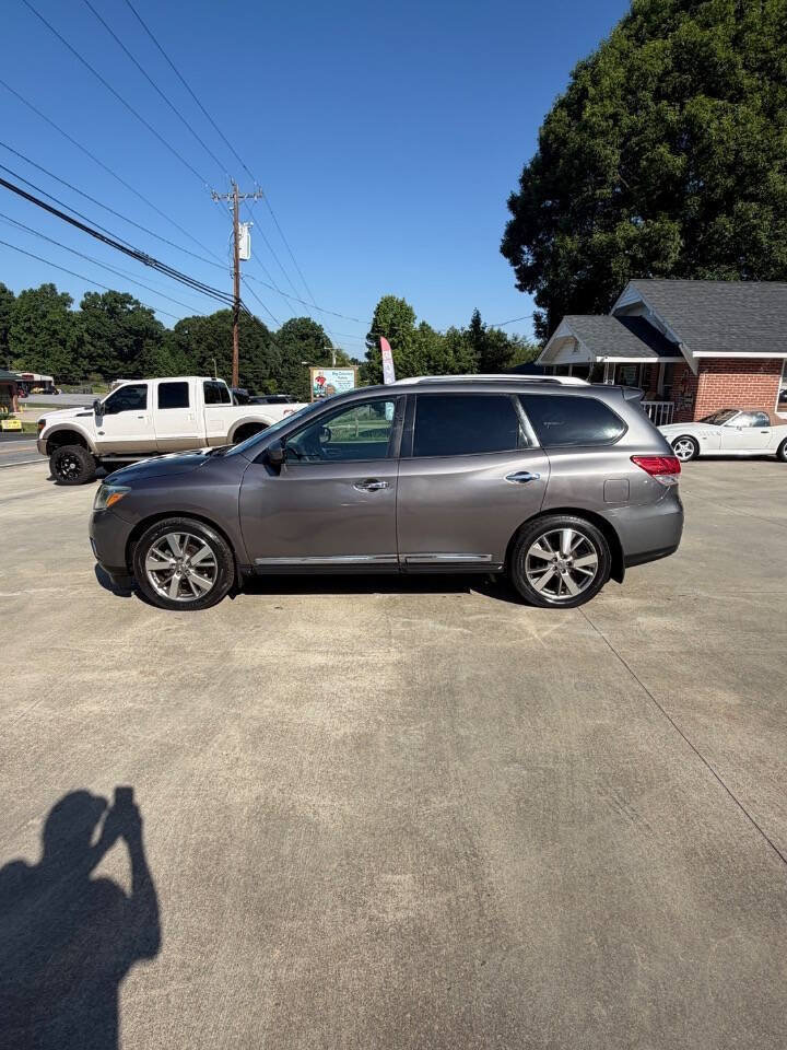Used 2015 Nissan Pathfinder Platinum w/ Family Entertainment Package FWD image 2
