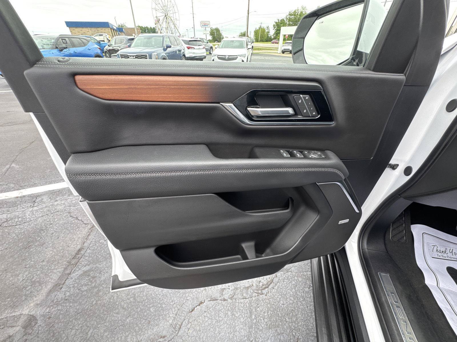 Used 2025 GMC Yukon Denali AWD/4WD image 8