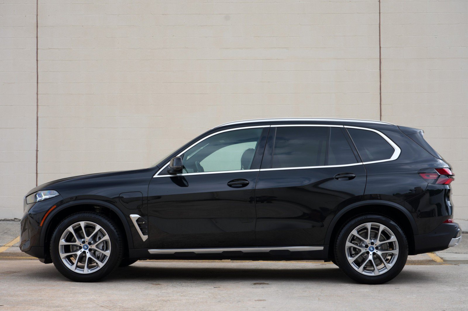 Used 2024 BMW X5 xDrive50e w/ Parking Assistance Package AWD/4WD image 9
