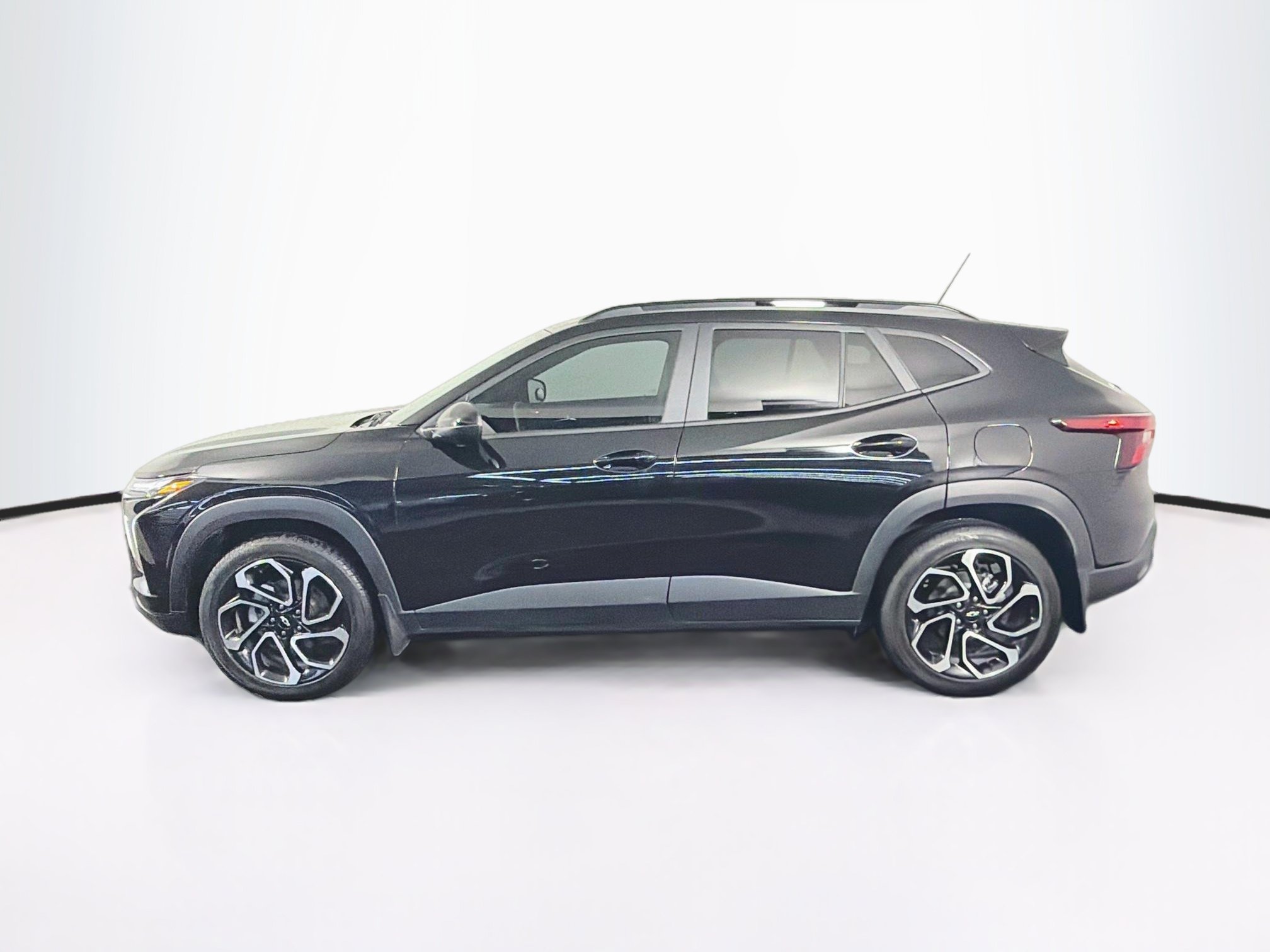 Used 2024 Chevrolet Trax RS w/ Sunroof Package FWD image 4