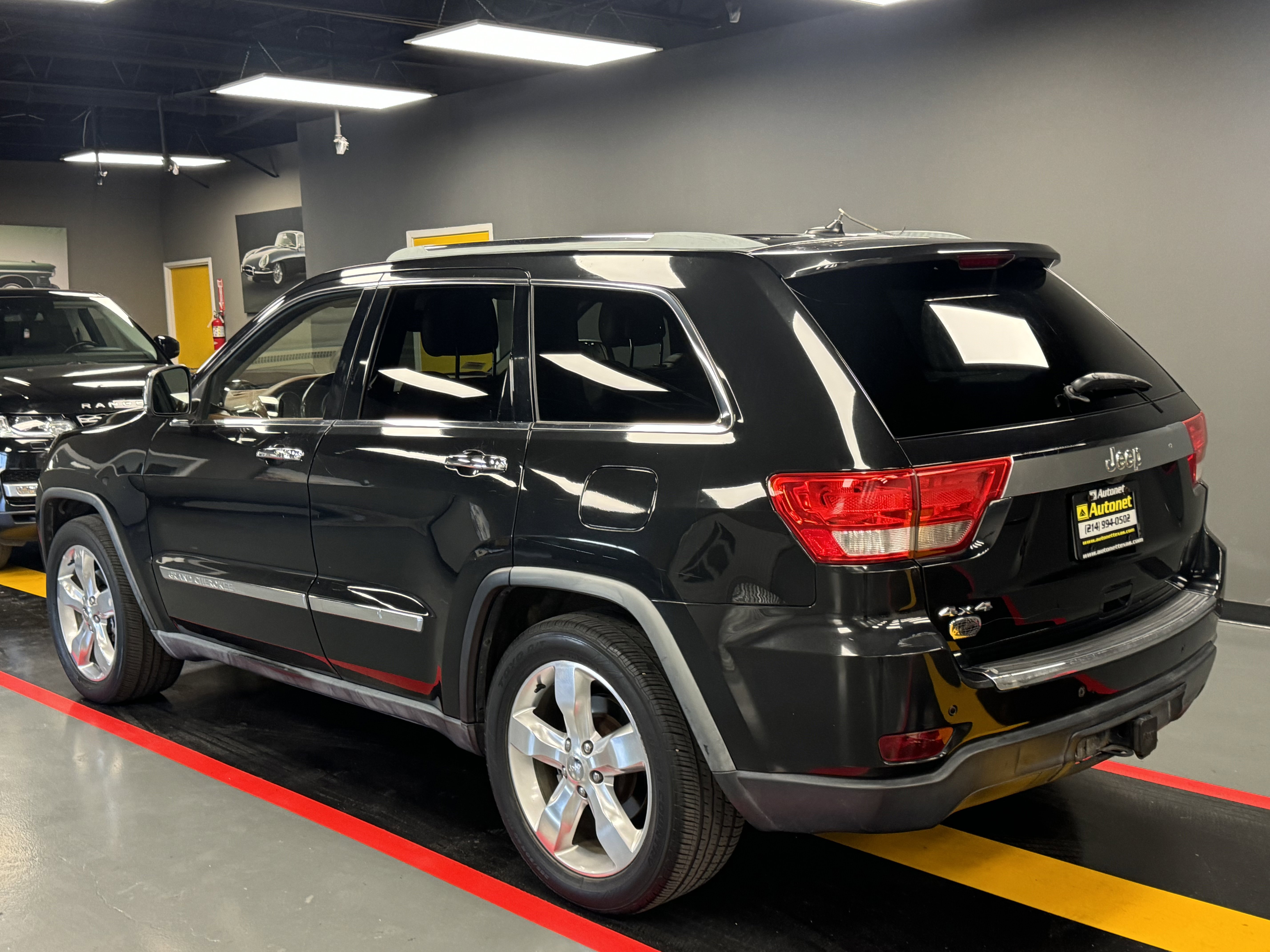 Used 2011 Jeep Grand Cherokee Overland Summit image 4