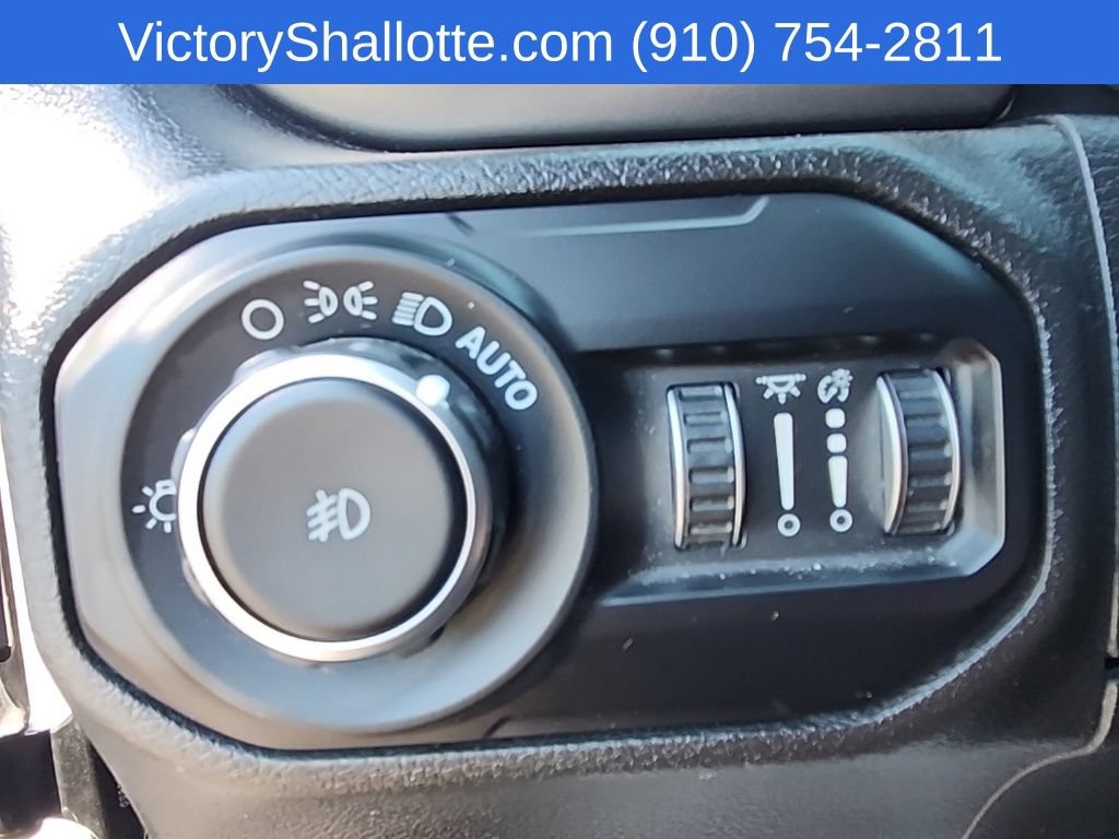 Used 2018 Jeep Wrangler Unlimited Sahara AWD/4WD image 15