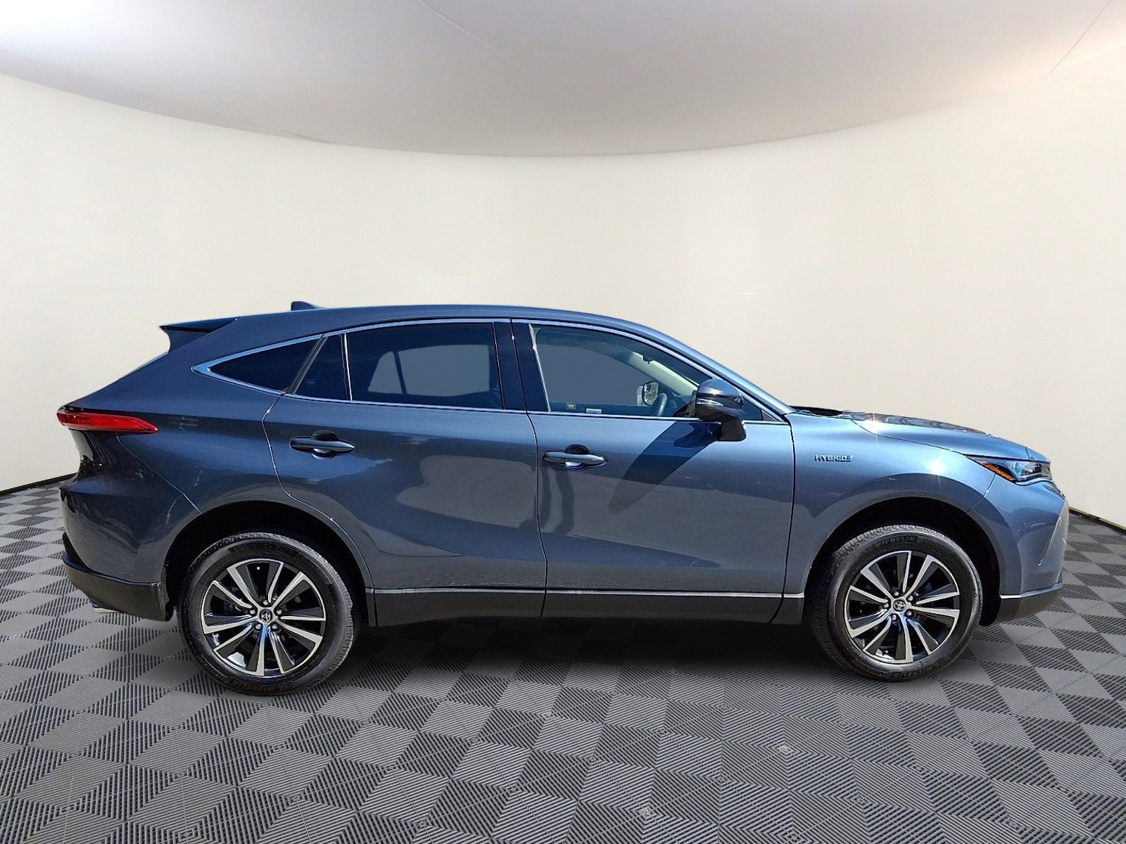 Certified 2021 Toyota Venza LE image 2