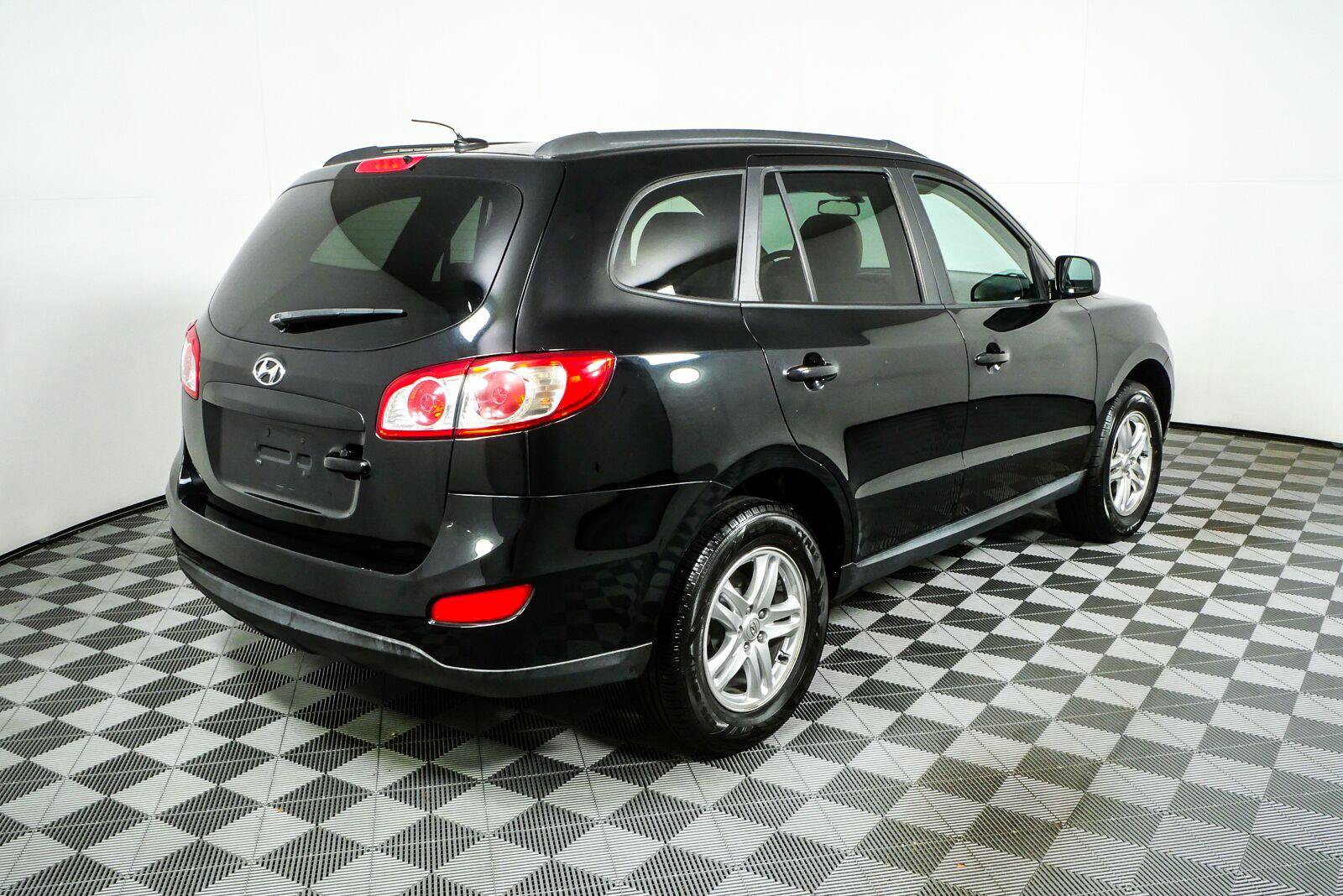 Used 2011 Hyundai Santa Fe GLS FWD image 3