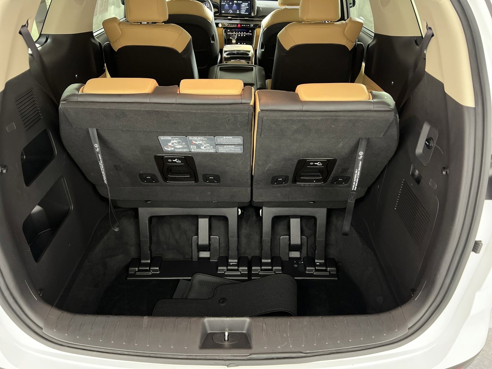 Used 2024 Kia Carnival EX image 28