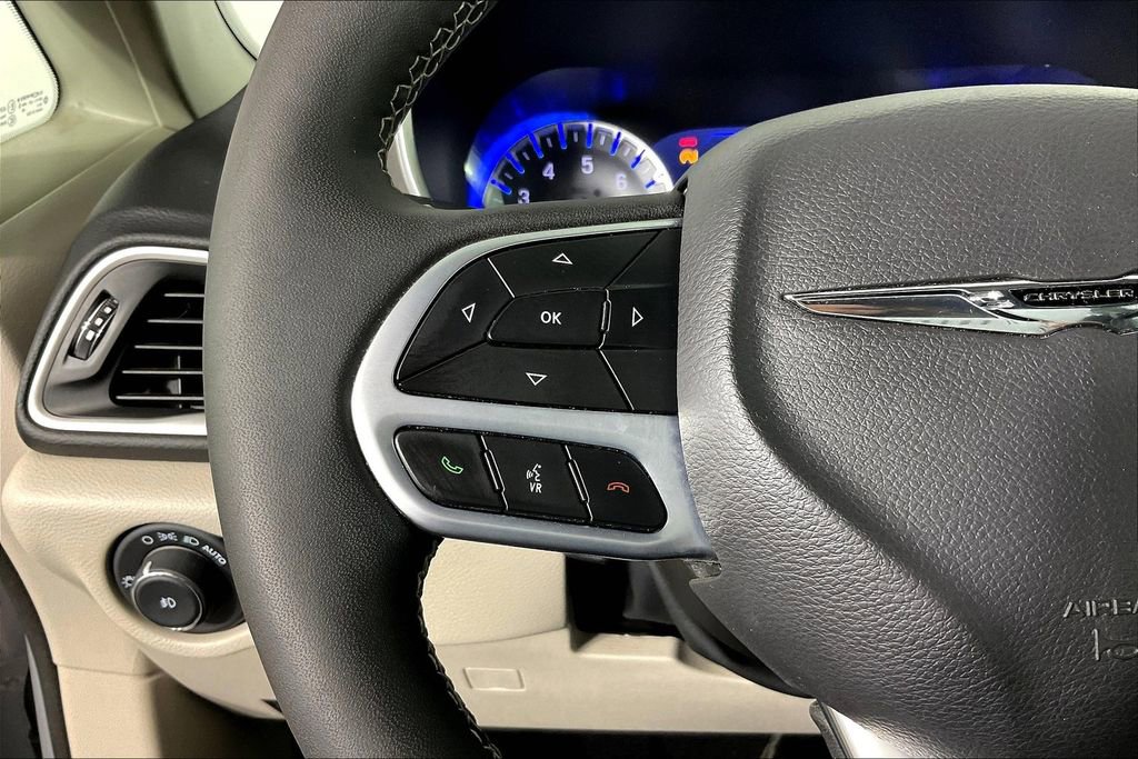 Used 2024 Chrysler Pacifica Touring-L image 26