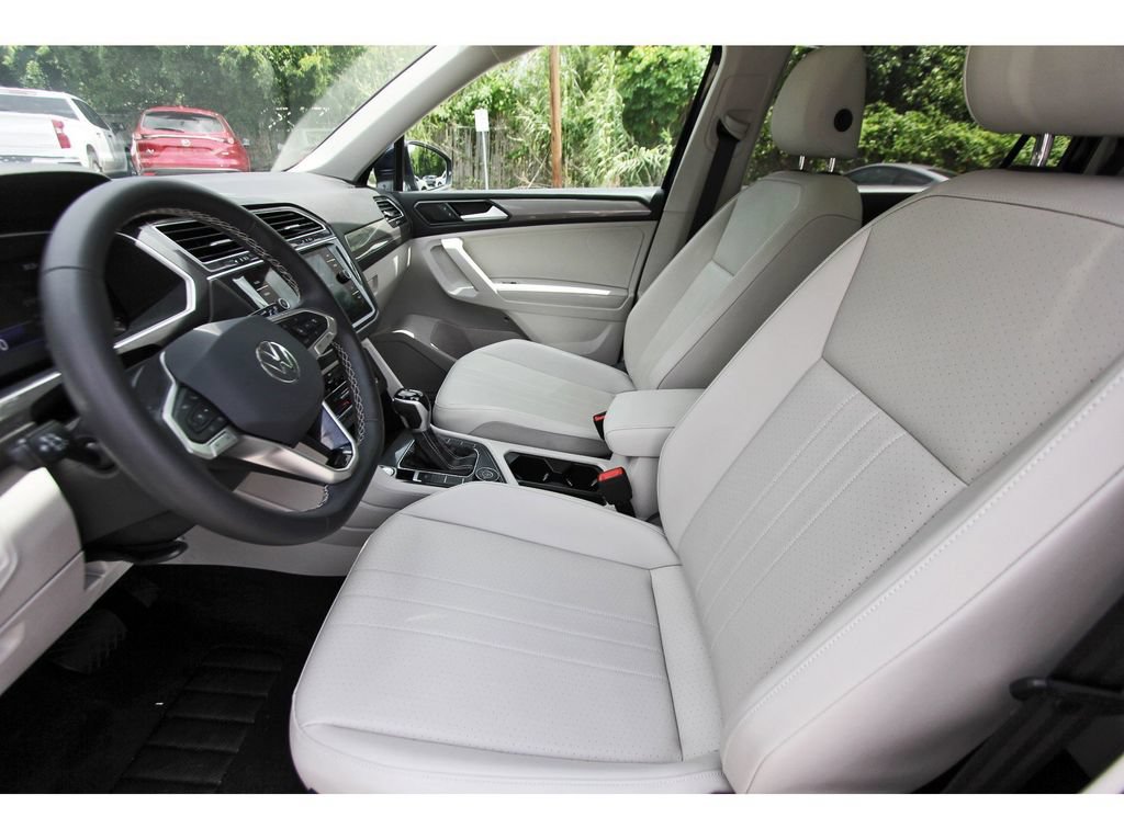 Used 2024 Volkswagen Tiguan SE w/ Panoramic Sunroof Package AWD/4WD image 12