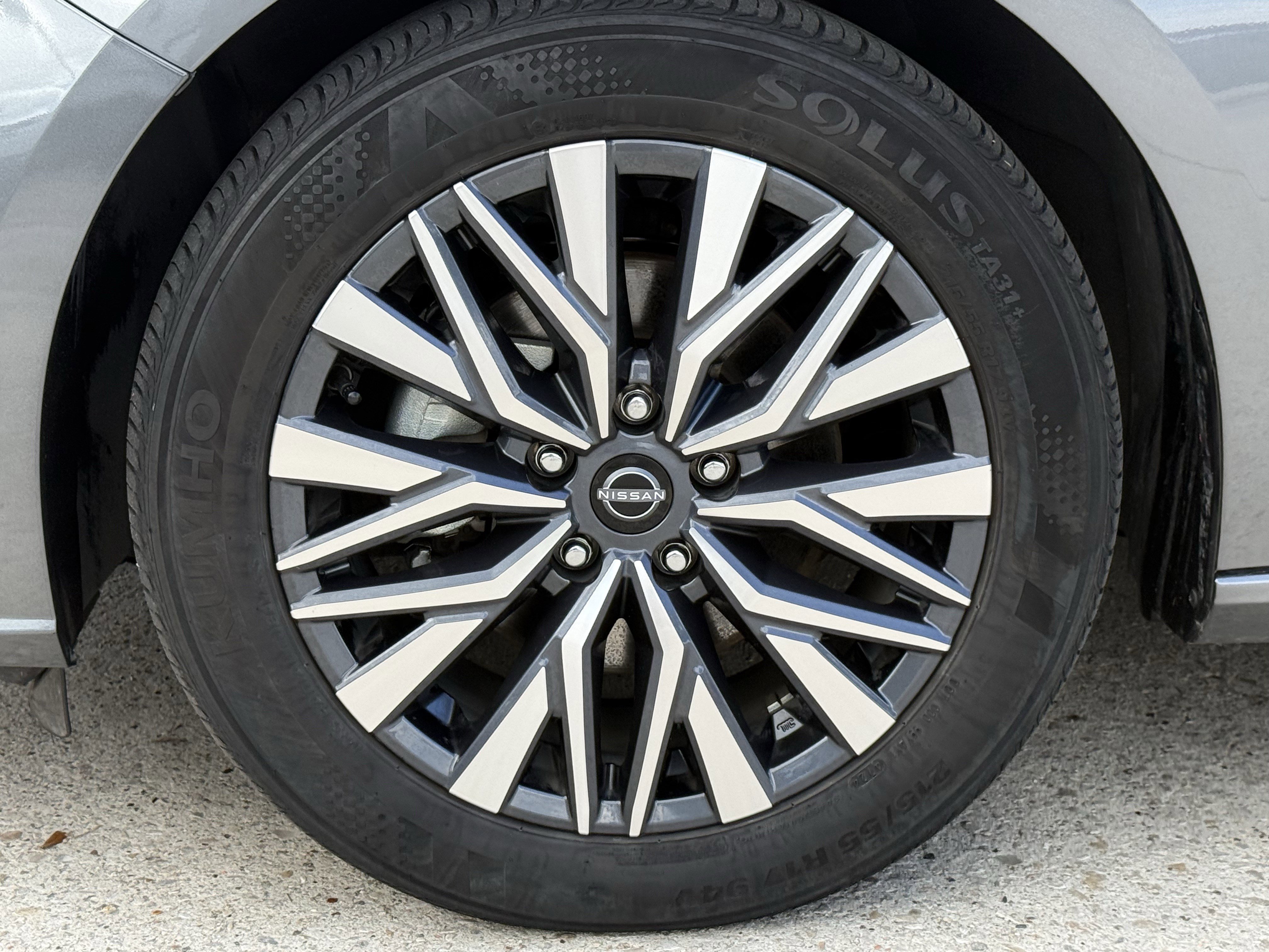 Used 2025 Nissan Altima 2.5 SV FWD image 13