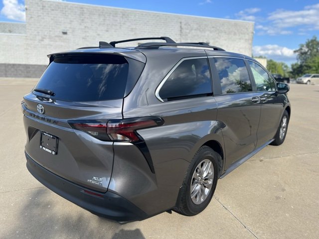 Used 2024 Toyota Sienna XLE image 5