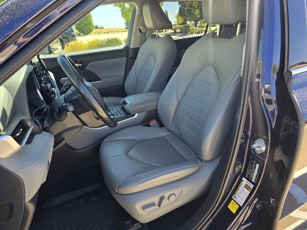 Used 2021 Toyota Highlander XLE AWD/4WD image 13