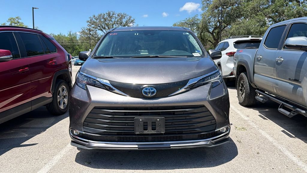 Used 2024 Toyota Sienna XLE FWD image 2