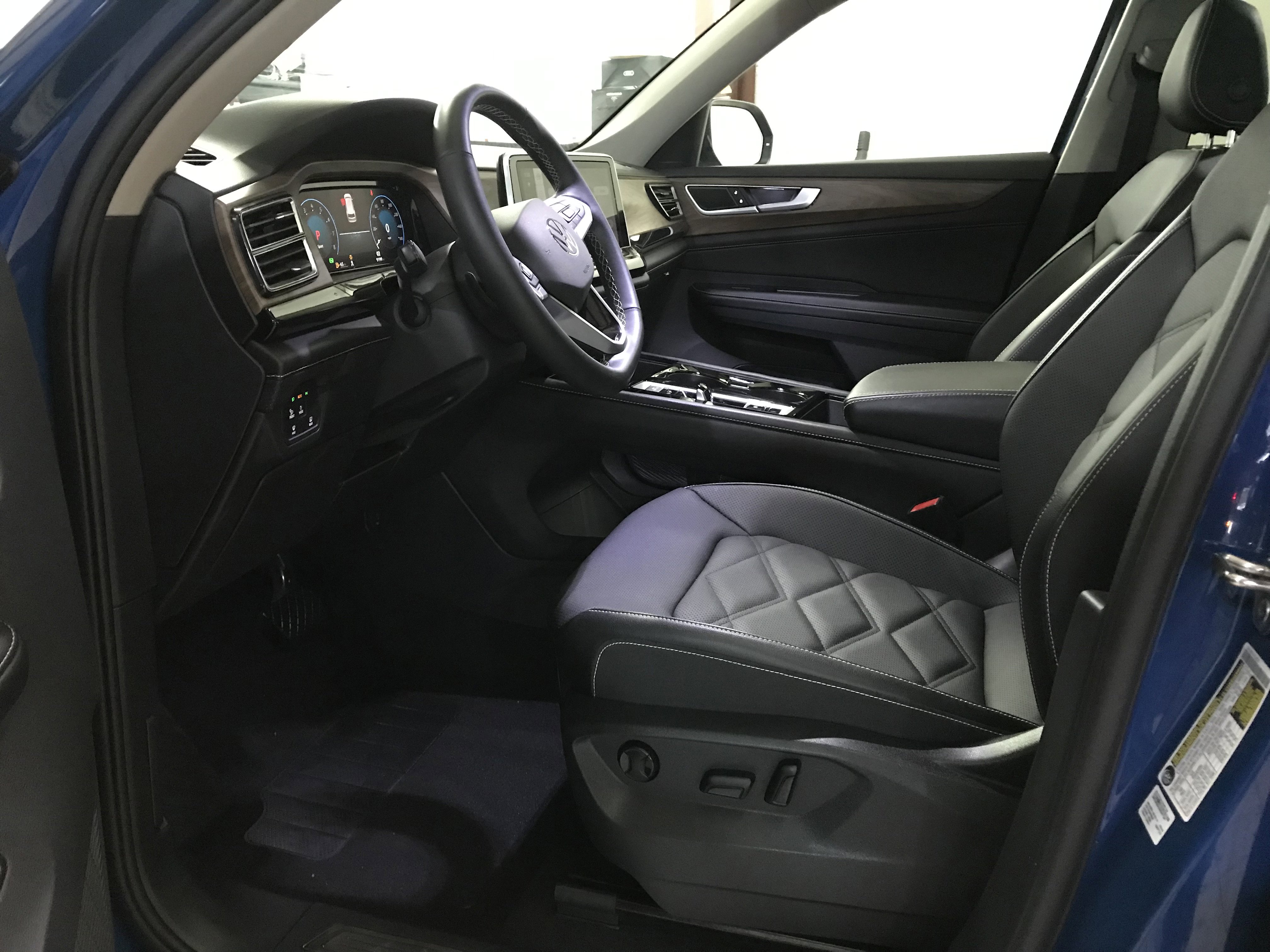 Used 2025 Volkswagen Atlas SE w/ Panoramic Sunroof Package FWD image 8