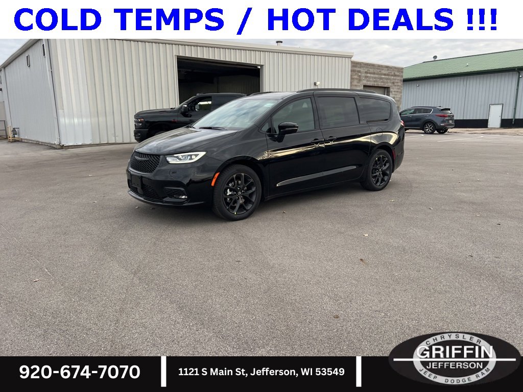 New 2026 Chrysler Pacifica Select w/ S Appearance Package image 2