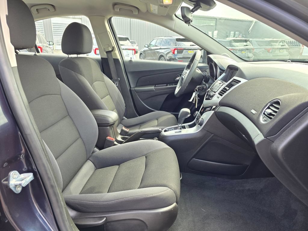 Used 2016 Chevrolet Cruze LT w/ Technology Package FWD image 17