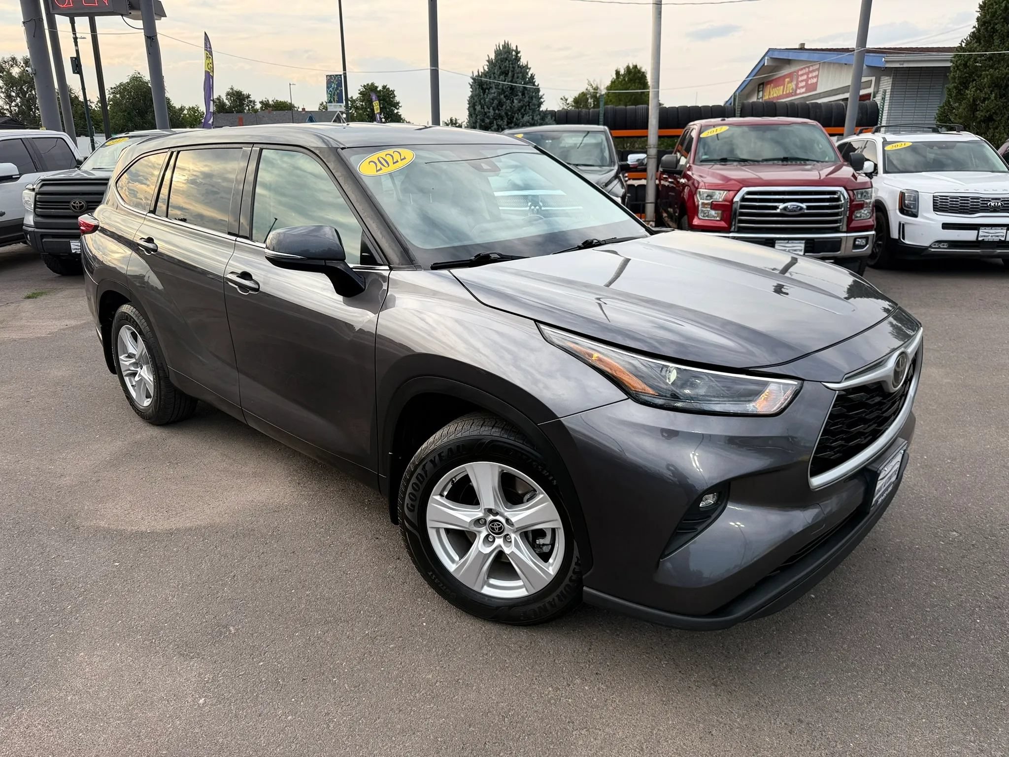 Used 2022 Toyota Highlander LE AWD/4WD image 3