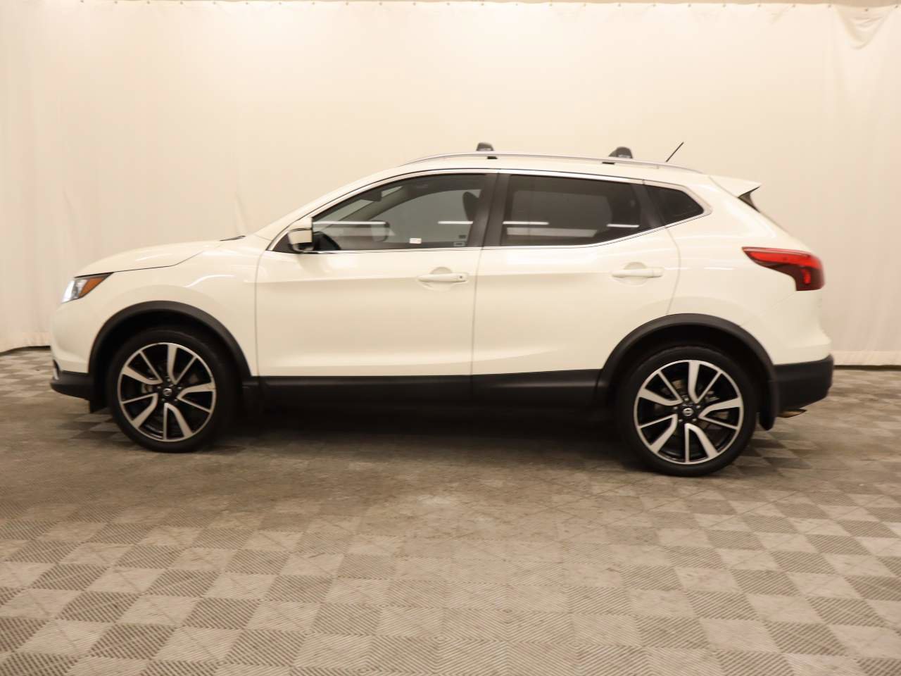 Used 2017 Nissan Rogue Sport SL w/ SL Premium Package AWD/4WD image 2
