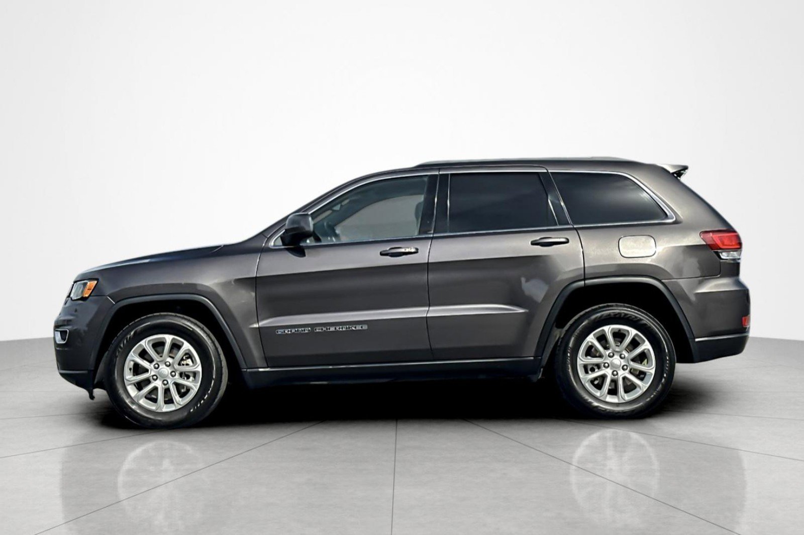 Used 2021 Jeep Grand Cherokee Laredo image 2