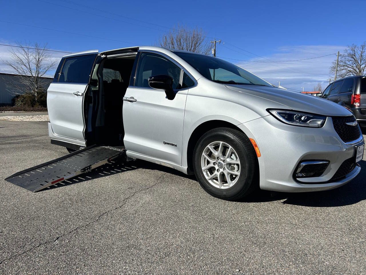 Used 2024 Chrysler Pacifica Touring-L image 1