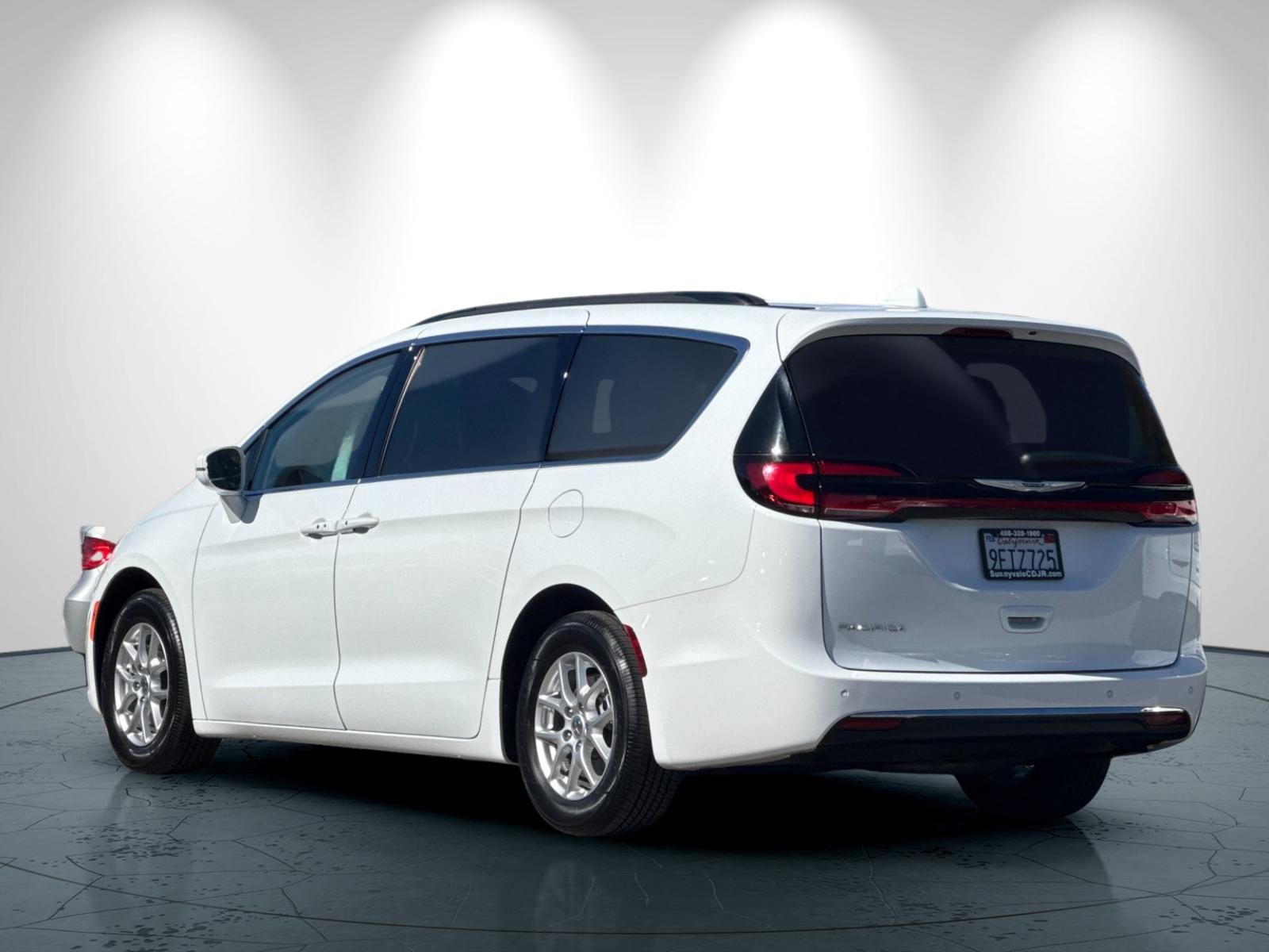 Used 2022 Chrysler Pacifica Touring-L image 6