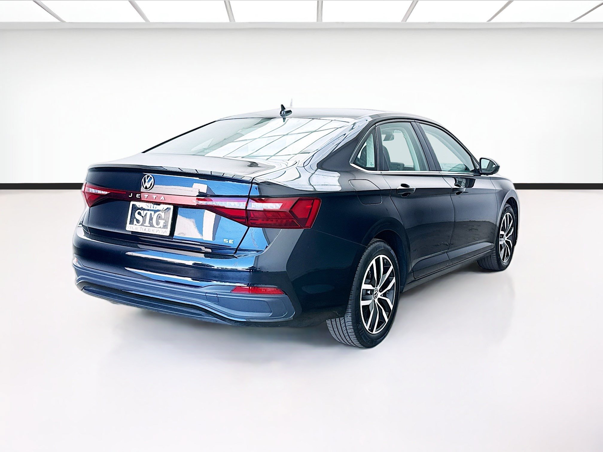 Used 2025 Volkswagen Jetta SE FWD image 4