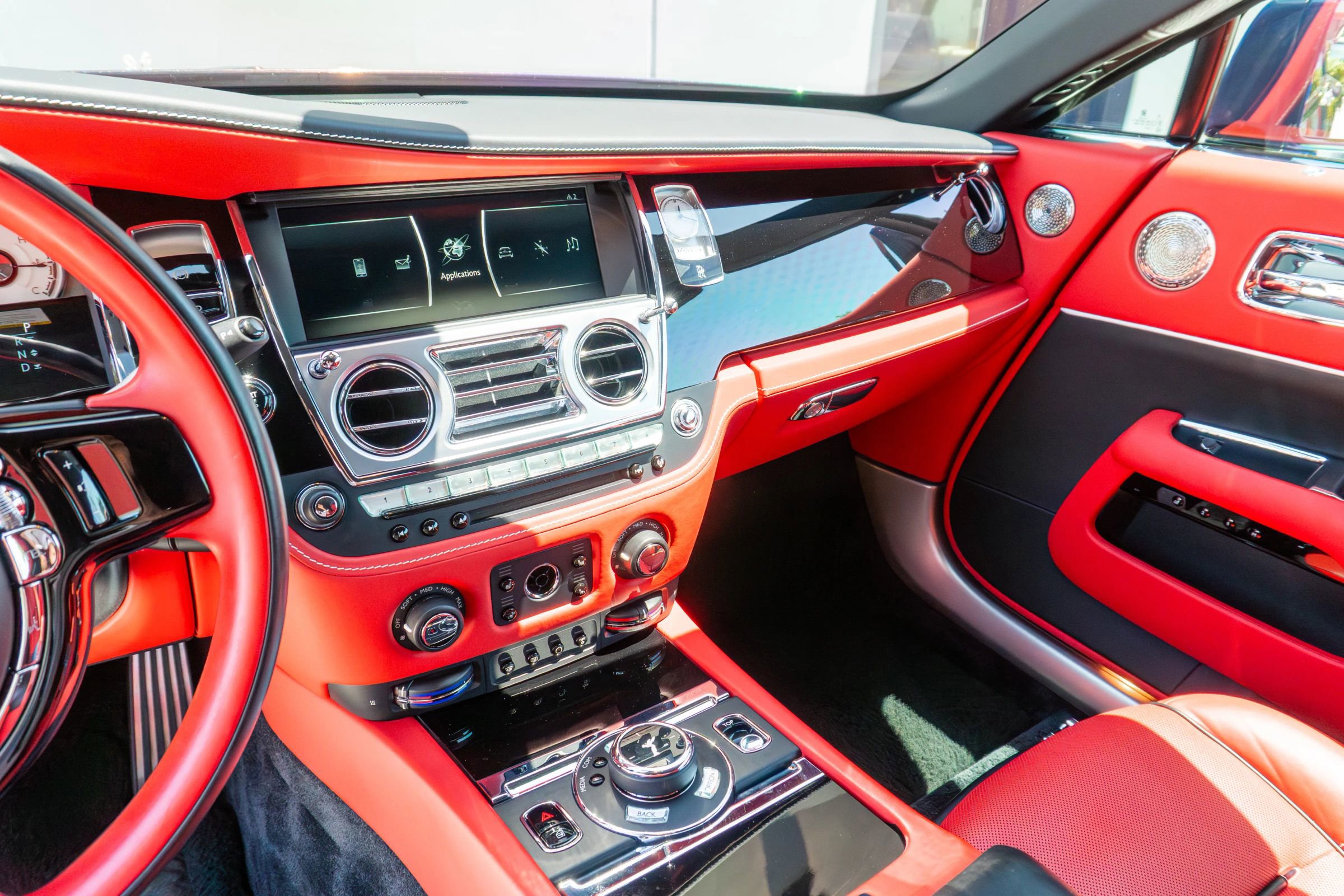 Used 2019 Rolls-Royce Dawn RWD image 19