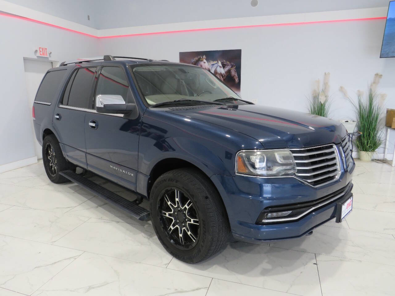 Used 2015 Lincoln Navigator 4WD image 1