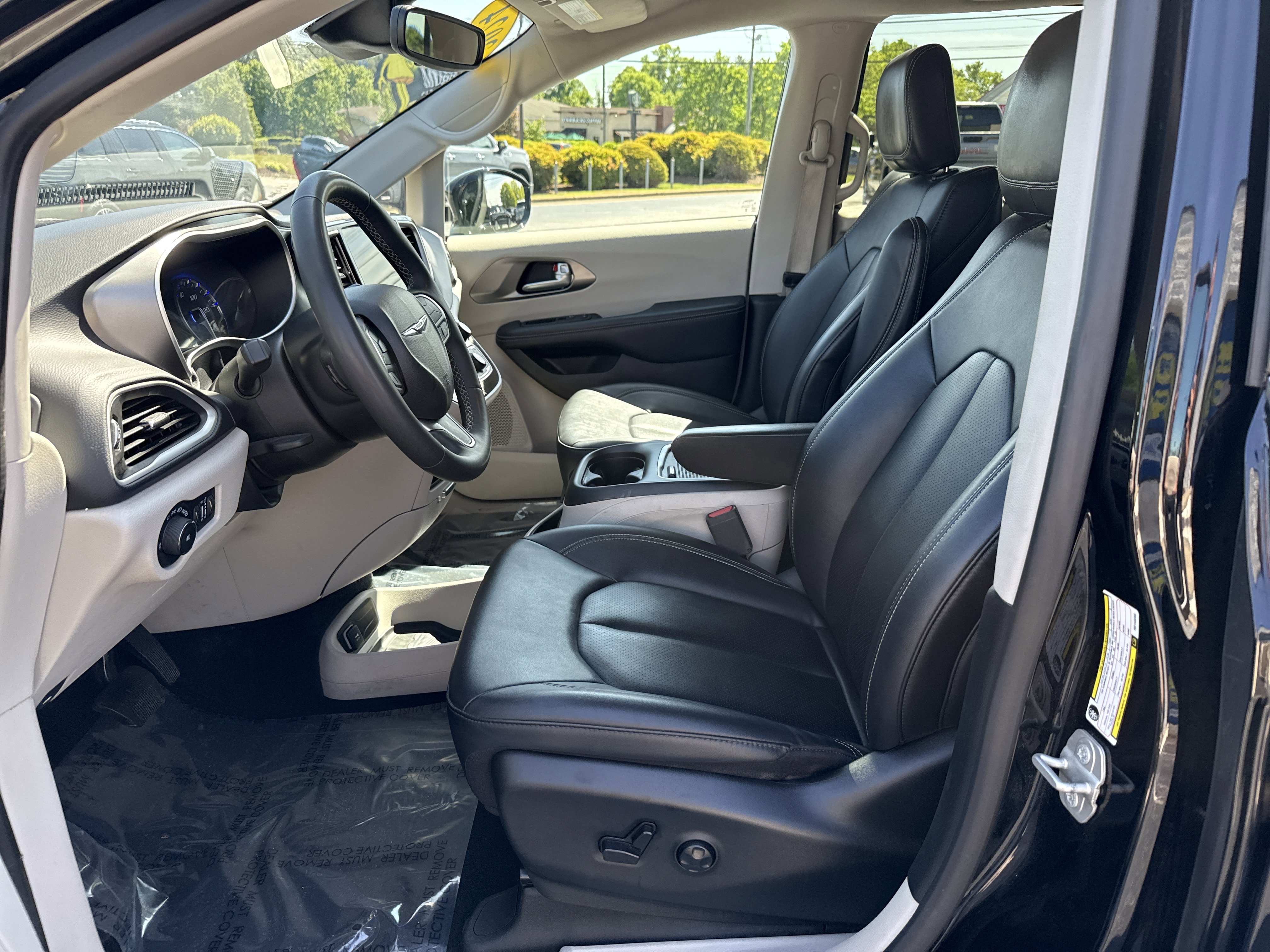 Used 2024 Chrysler Pacifica Touring-L FWD image 16