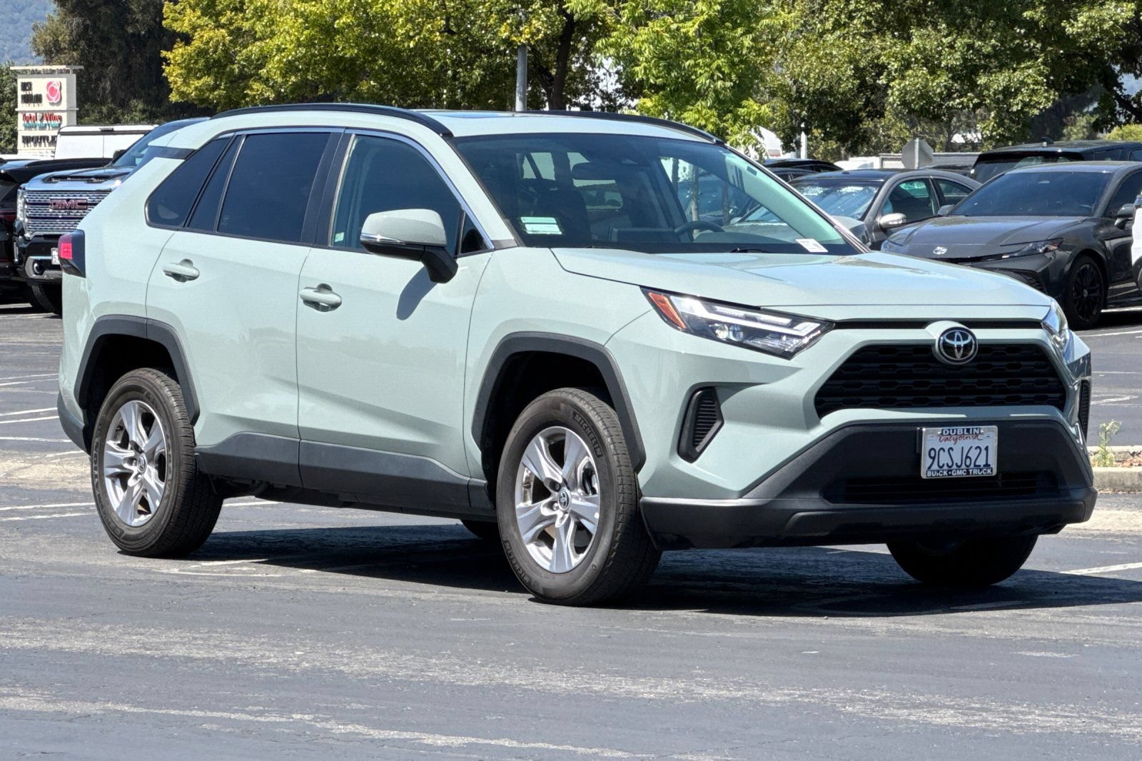 Used 2022 Toyota RAV4 XLE w/ Convenience Package AWD/4WD image 2