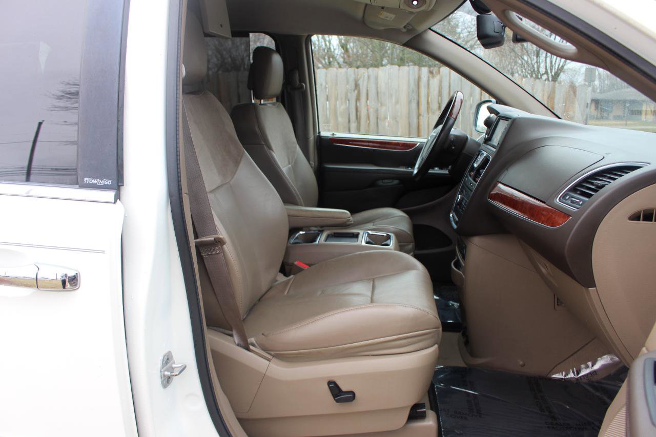 Used 2013 Chrysler Town & Country Limited w/ Trailer Tow Group FWD image 43