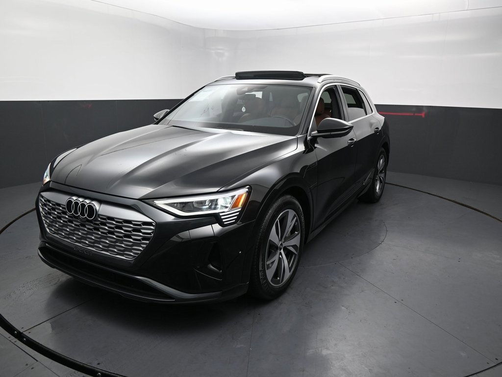 Used 2024 Audi Q8 e-tron Premium Plus image 11