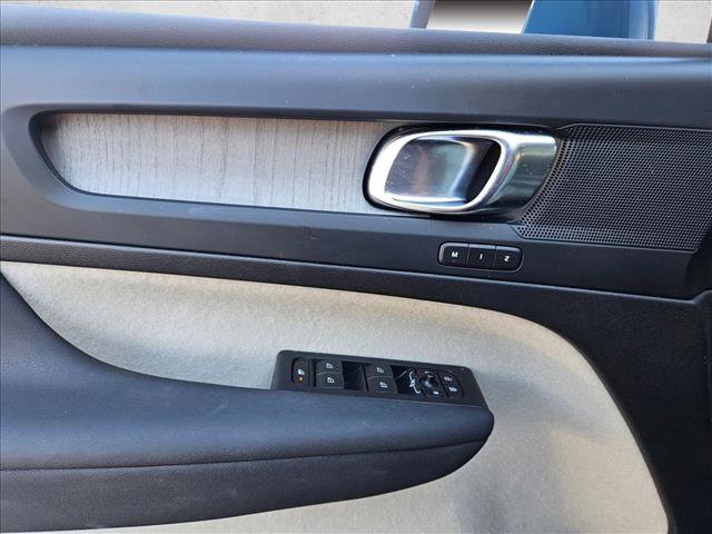 Used 2023 Volvo XC40 B5 Plus image 8