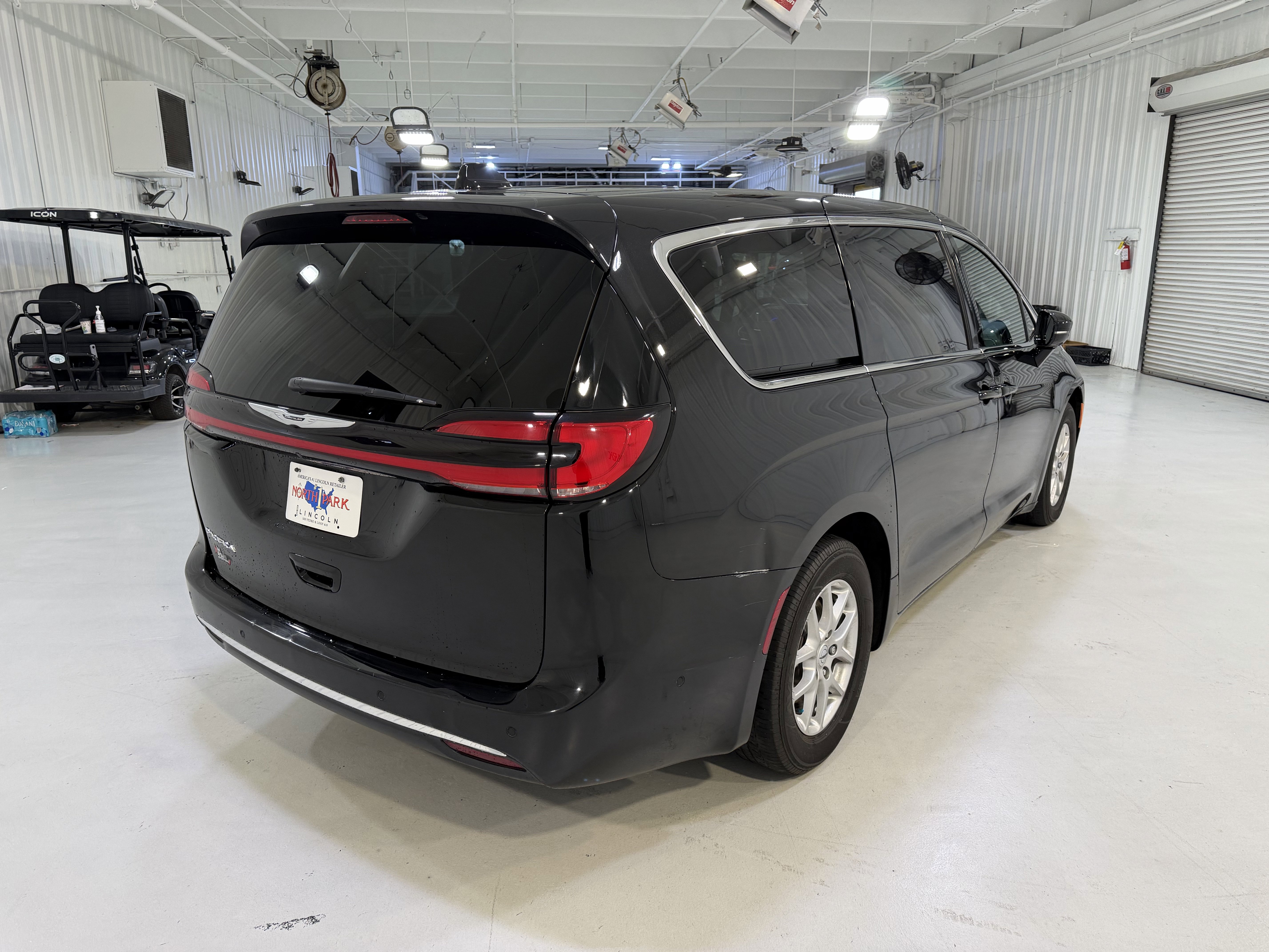 Used 2025 Chrysler Pacifica Select FWD image 5