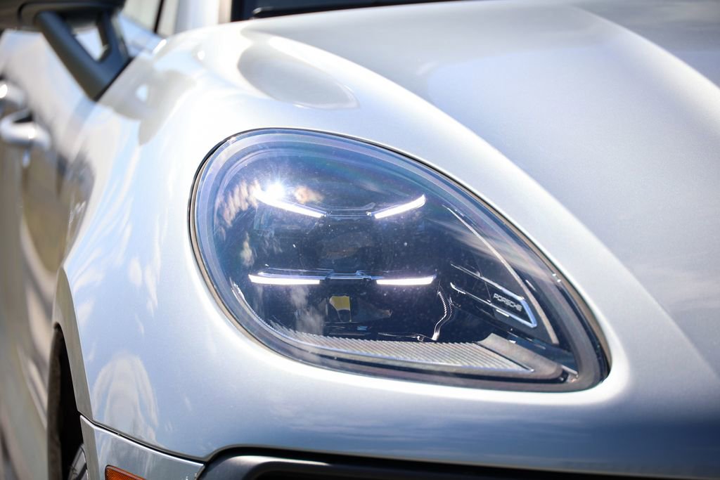 Certified 2025 Porsche Macan image 20