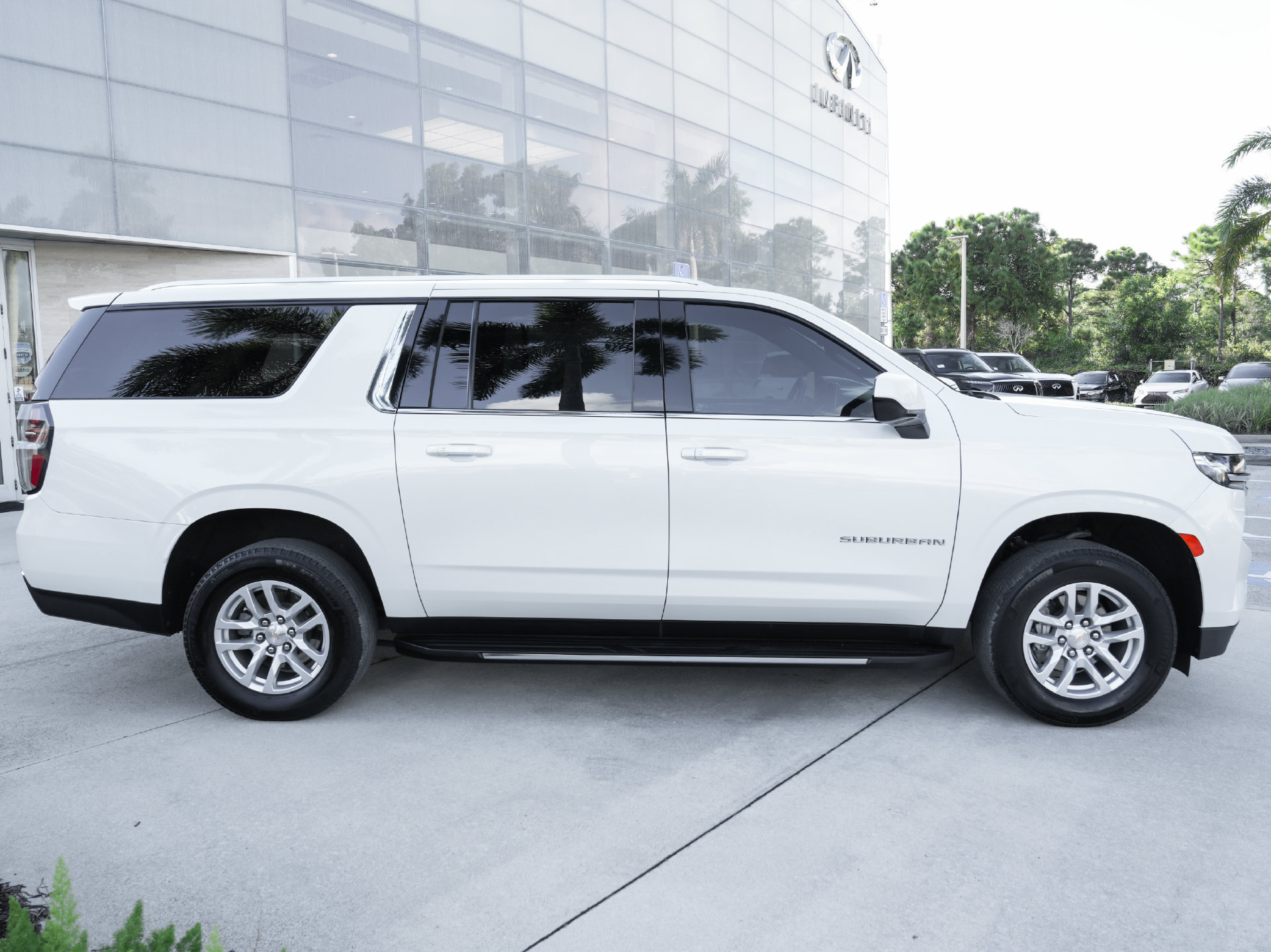 Used 2024 Chevrolet Suburban LT RWD image 26