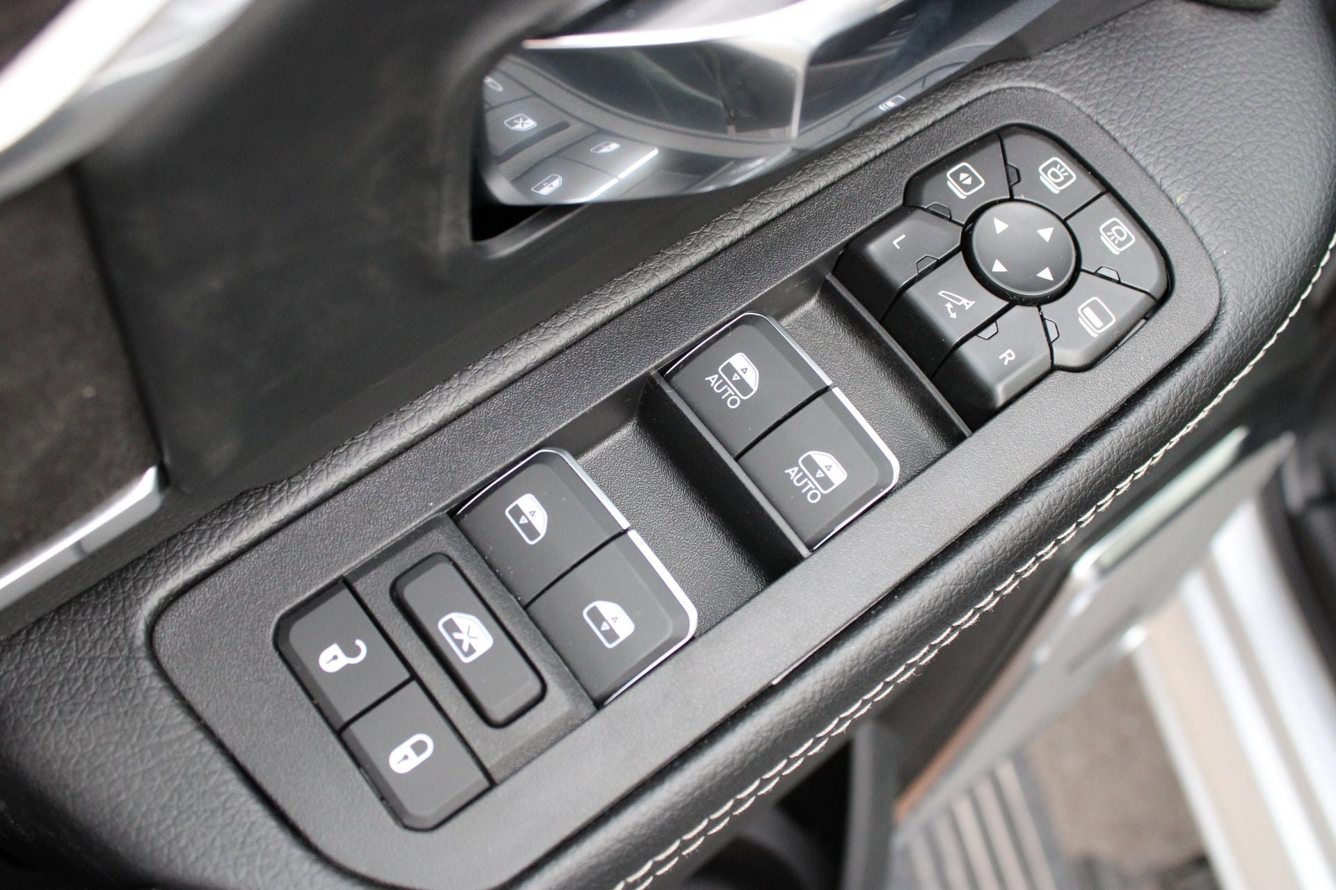 New 2026 RAM 3500 Laramie AWD/4WD image 17