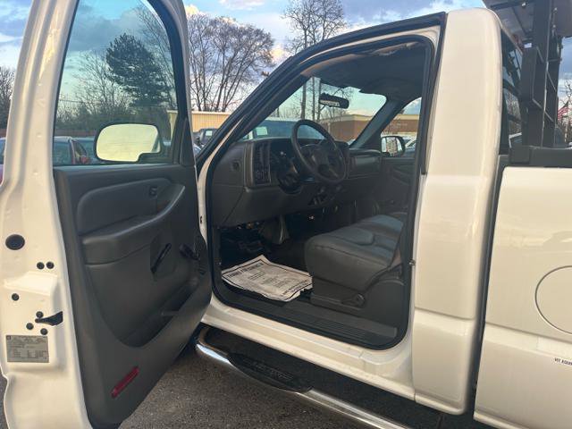 Used 2006 GMC Sierra 2500 W/T w/ Heavy-Duty Power Package image 13