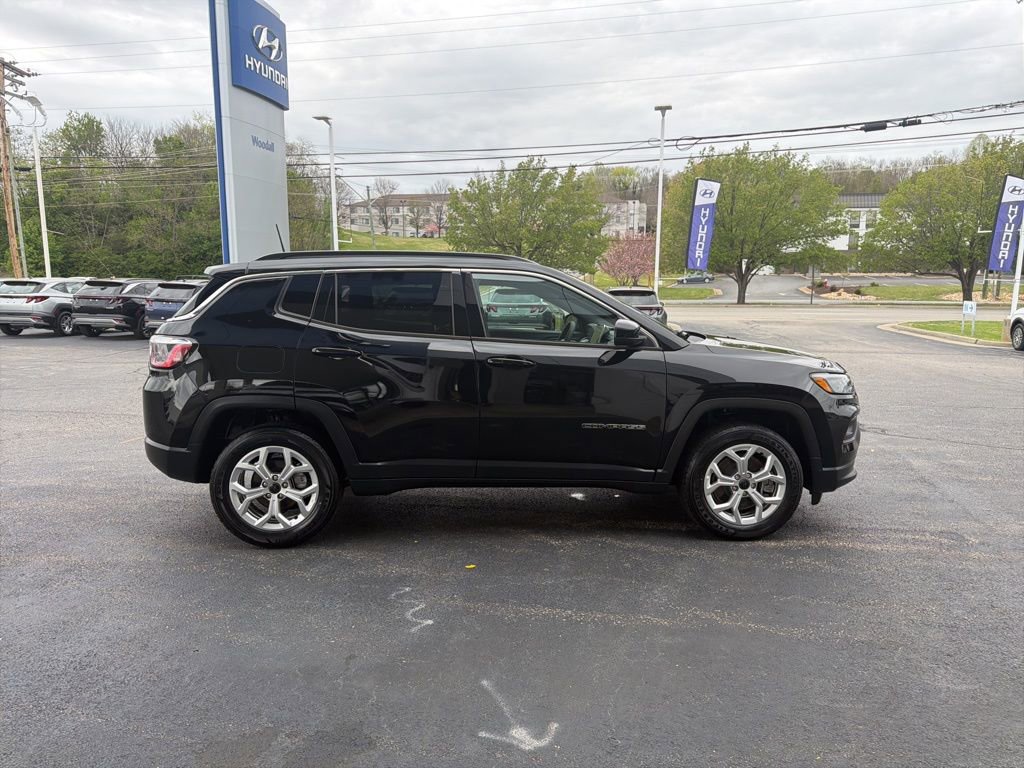 Used 2025 Jeep Compass Latitude image 4